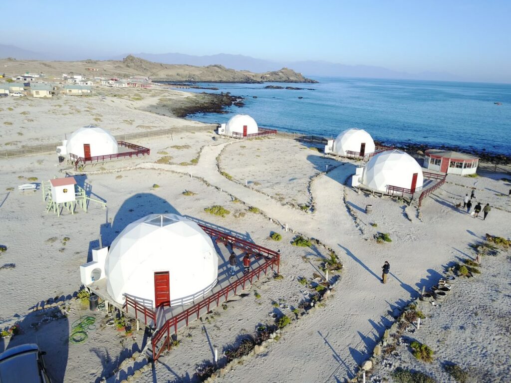 Vista de los domos y la costa