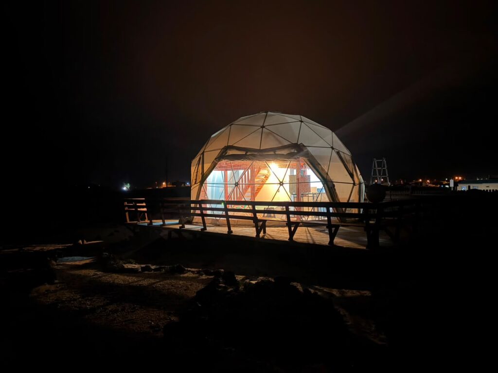 Domo iluminado de noche